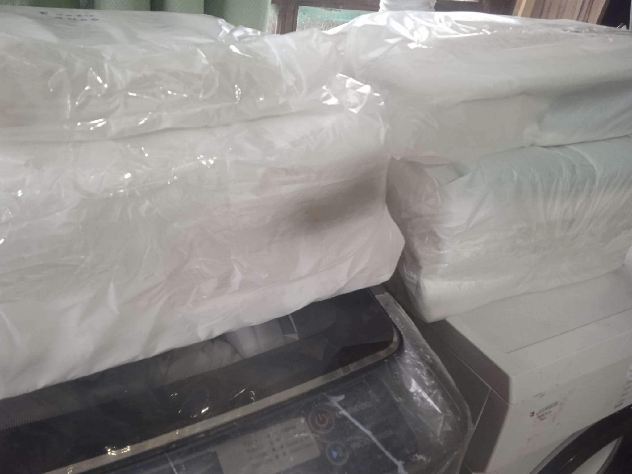 Ropa blanca embalada y preparada para entrega